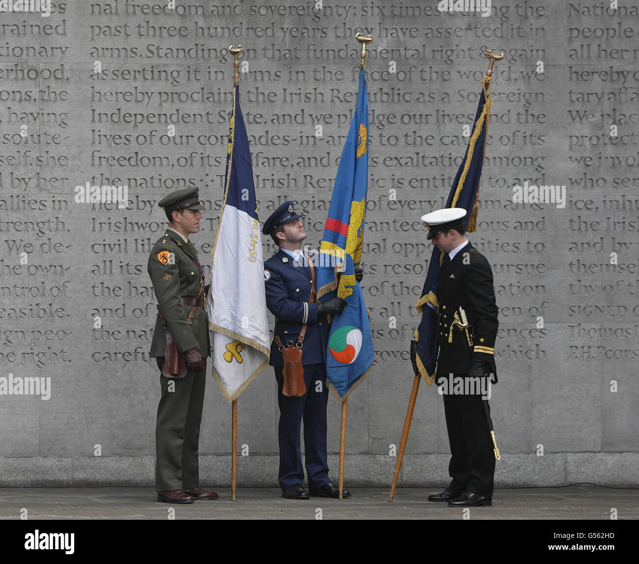 Les porteurs standard de l'Armée, du corps aérien et de la Marine lors de la commémoration annuelle de la montée en puissance de 1916 à Arbour Hill à Dublin. Banque D'Images