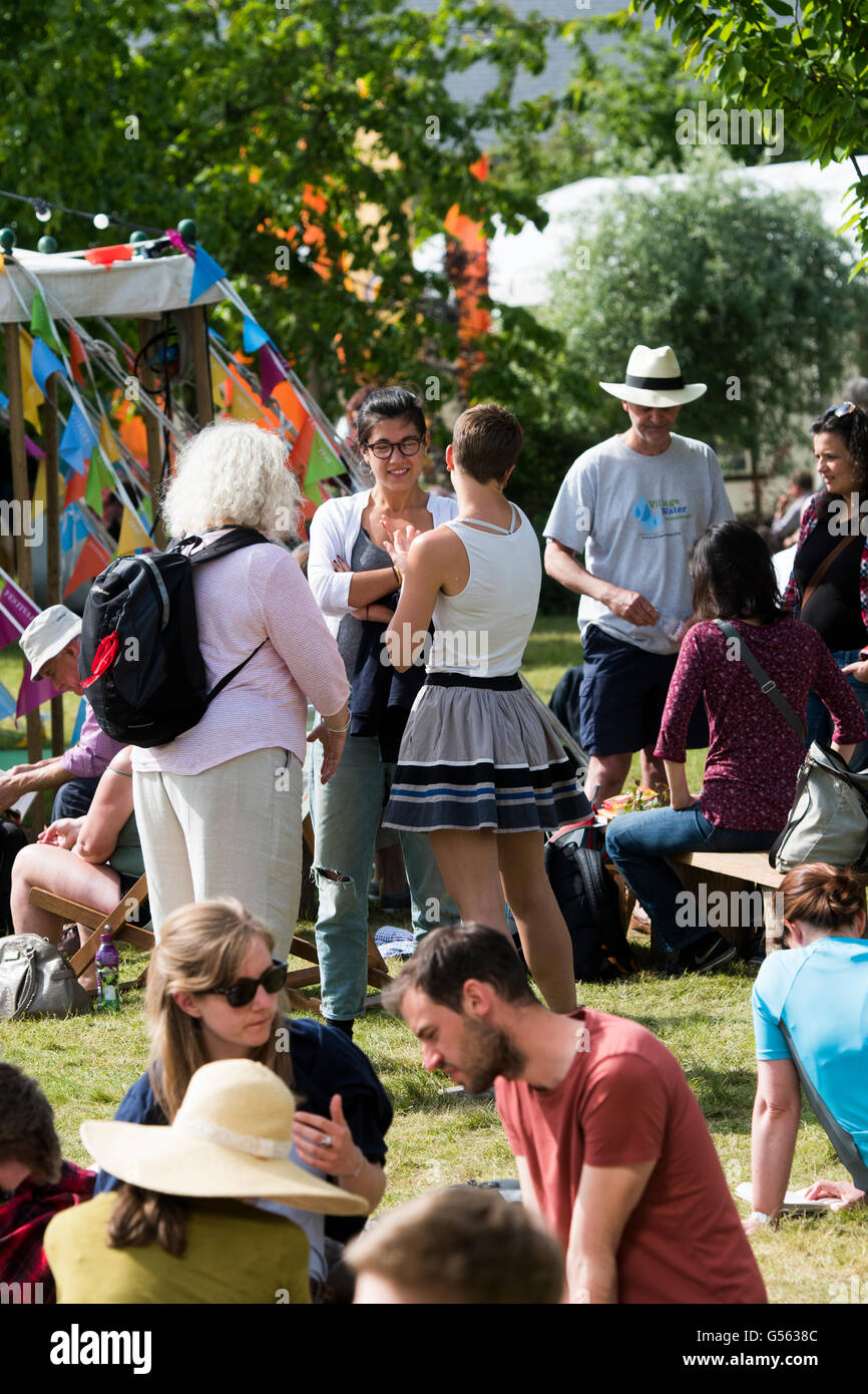 Les personnes se présentant à l'assemblée le Hay Festival de la littérature et les arts, "le Woodstock de l'esprit', Hay on Wye, Powys, Wales UK Mai-juin 2016 Banque D'Images