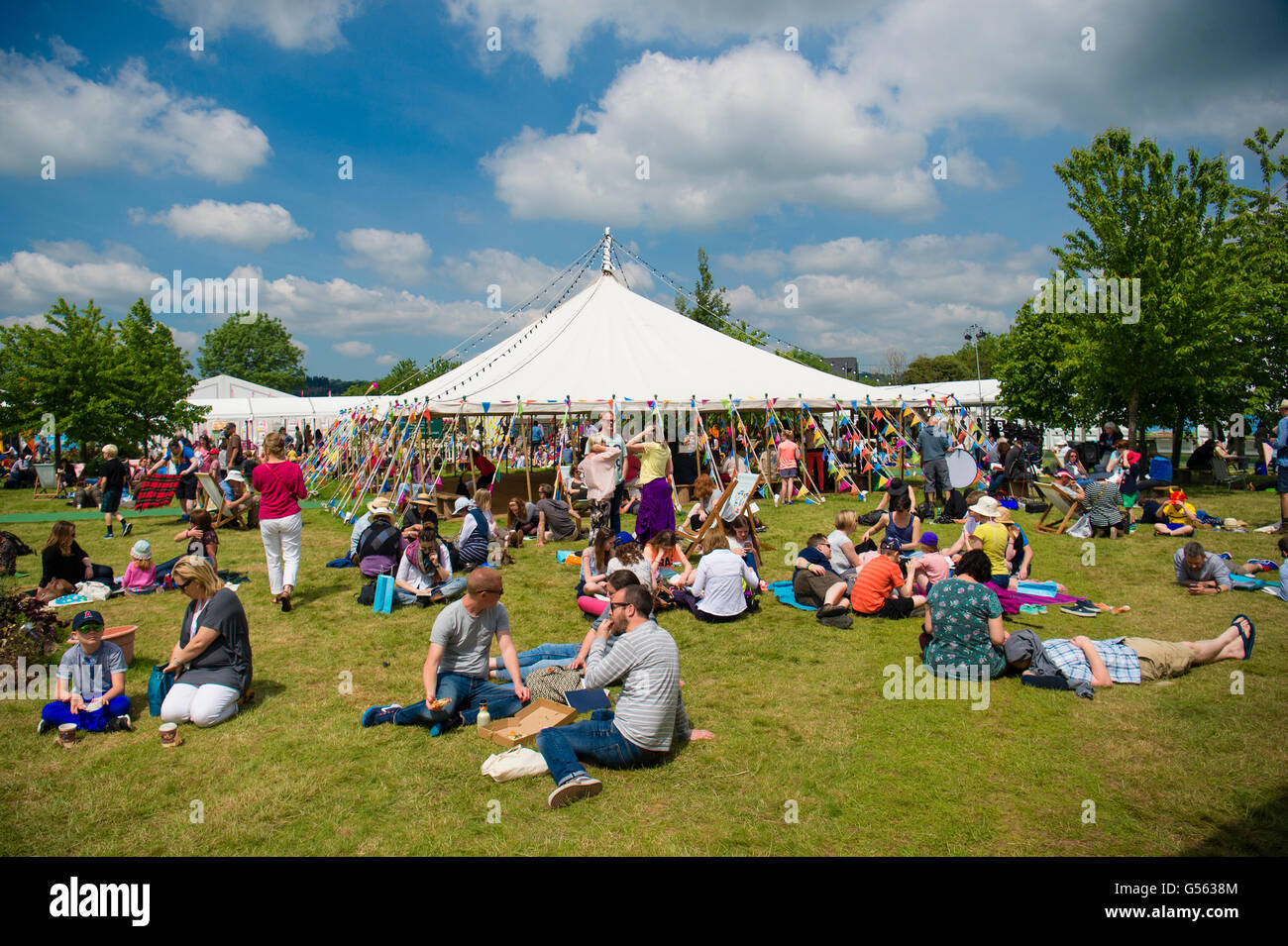 Vue générale des personnes qui assistent à l'assemblée le Hay Festival de la littérature et les arts, "le Woodstock de l'esprit', Hay on Wye, Powys, Wales UK Mai-juin 2016 Banque D'Images