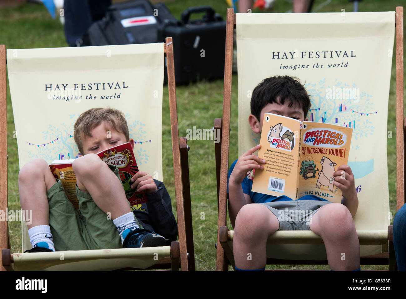 Deux enfants livres de lecture à l'assemblée le Hay Festival de la littérature et les arts, "le Woodstock de l'esprit', Hay on Wye, Powys, Wales UK Mai-juin 2016 Banque D'Images