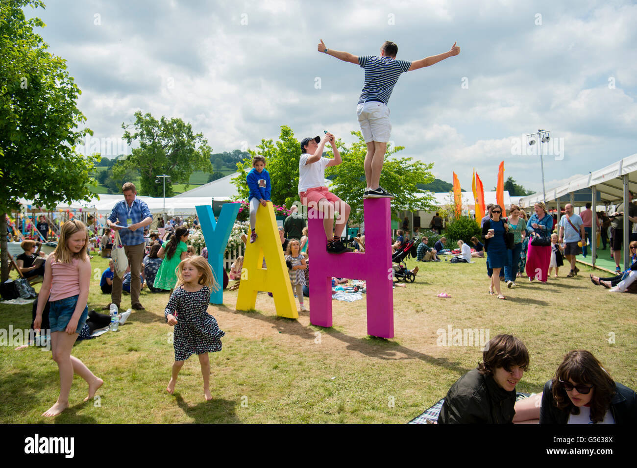 Vue générale des personnes qui assistent à l'assemblée le Hay Festival de la littérature et les arts, "le Woodstock de l'esprit', Hay on Wye, Powys, Wales UK Mai-juin 2016 Banque D'Images