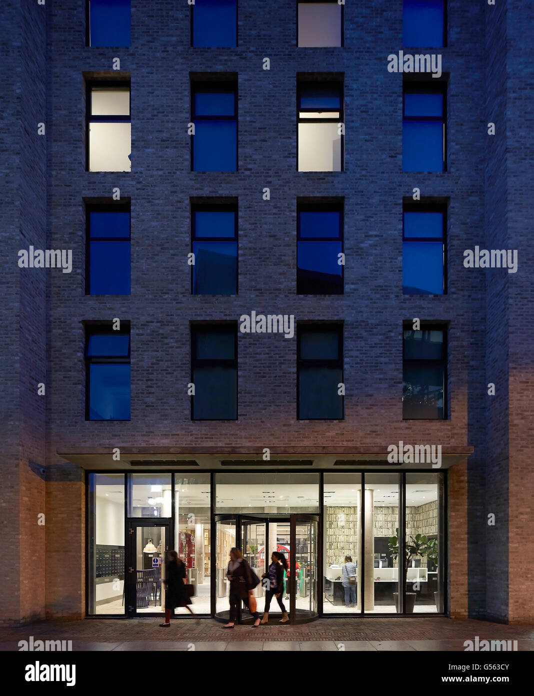 Façade de l'entrée de la nuit. Printemps Mews, Londres, Royaume-Uni. Architecte : Le Manser pratique, 2015. Banque D'Images