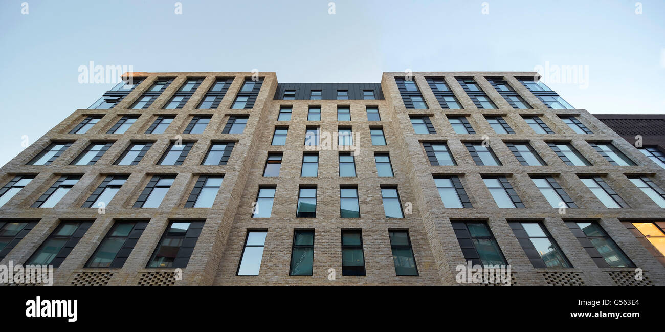 Façade en briques à partir de ci-dessous. Printemps Mews, Londres, Royaume-Uni. Architecte : Le Manser pratique, 2015. Banque D'Images