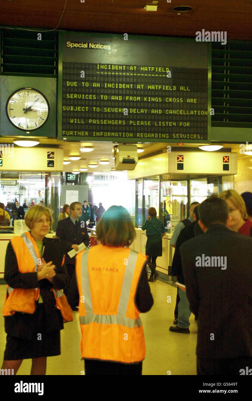 Le personnel de Railtrack à la gare de Leeds, à votre disposition pour répondre aux questions après l'écrasement du train à Hatfield, Hertfordshire.Au moins quatre personnes auraient perdu la vie, et ainsi que 19 blessés graves, les services d'urgence sur place ont signalé 80 blessés à pied.* après une partie du huit car train de GNER voyageant de King's Cross de Londres à Leeds est sorti de la ligne. Banque D'Images