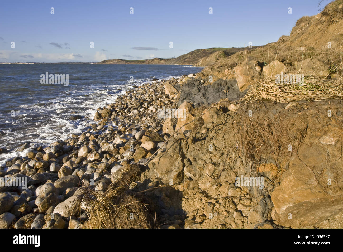 Avis de rocky shore montrant l'érosion récente après les tempêtes d'hiver, Osmington, Dorset, Angleterre, Janvier Banque D'Images