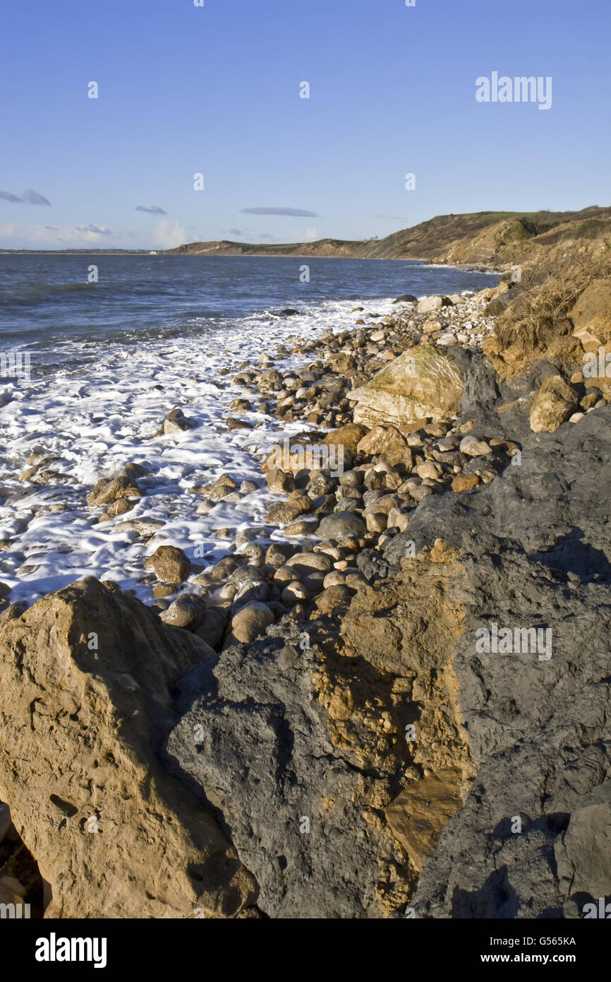 Avis de rocky shore montrant l'érosion récente après les tempêtes d'hiver, Osmington, Dorset, Angleterre, Janvier Banque D'Images