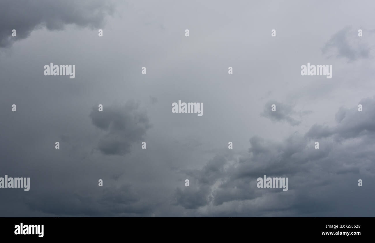 Ciel d'orage foncé avant la pluie Banque D'Images
