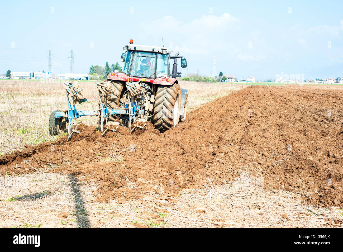 Le travail agricole. Le tracteur laboure le champ de chaume Banque D'Images