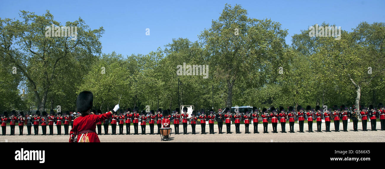 Le record du monde guinness pour la plus longue ligne d'un fanfare de trompettes a été brisé aujourd'hui à la caserne de Wellington par sept unités militaires, il y avait quatre-vingt-dix-un trompettistes. Banque D'Images