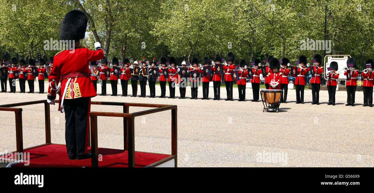 Une vue générale des 91 membres de sept unités militaires qui ont Uni leurs forces pour briser le record du monde Guinness pour la plus longue ligne d'un trompettiste fanfare dans les casernes de Wellington, dans le centre de Londres. Banque D'Images