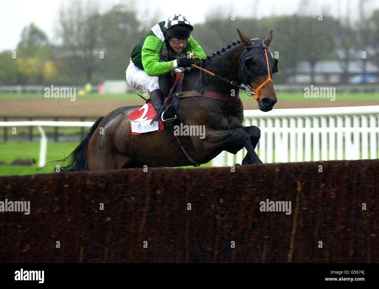 En savoir plus les affaires criées par Mick Fitzgerald gagnent le Charlie Hall Chase à Wetherby. Banque D'Images