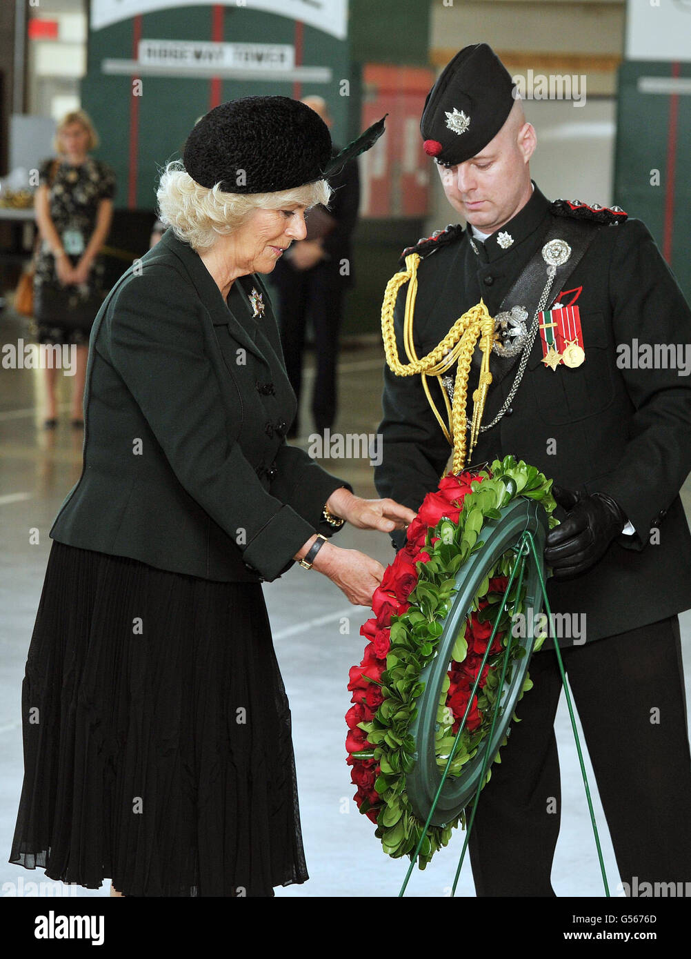 La duchesse de Cornwall dépose une couronne lors de sa visite aux fusils de la Reine du Canada à Toronto, le troisième jour d'une excursion de quatre jours au jubilé de diamant. Banque D'Images