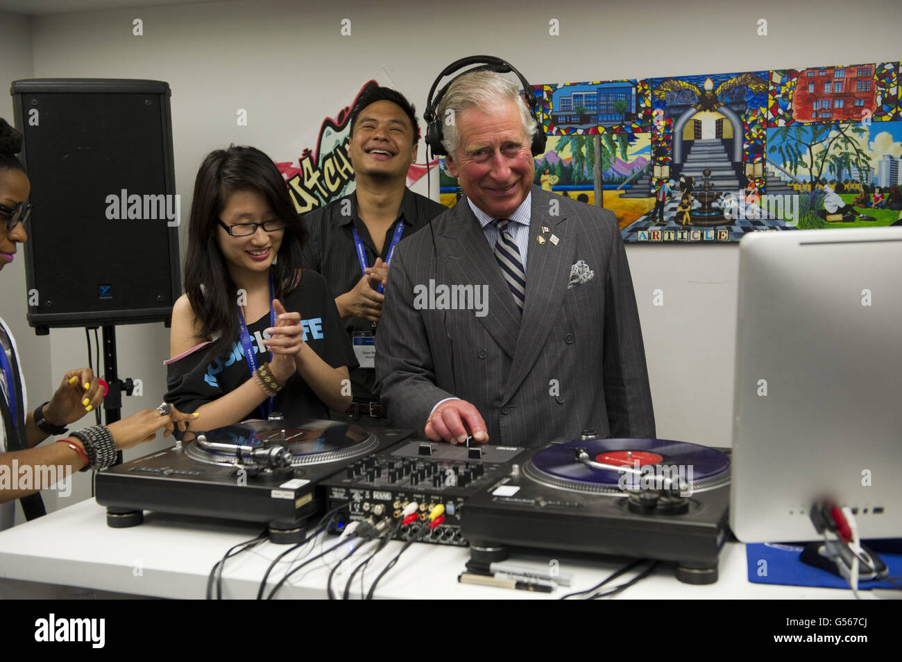 S organismes de bienfaisance Canada fait pour améliorer les possibilités pour les jeunes à risque et les familles défavorisées grâce au programme voir, c'est croire. Au cours de la visite, HRH a participé à la discussion entre les jeunes et les PDG qui ont participé au programme, à bord d'un bus avec les participants au programme, à des ateliers de visite vus une performance par l'un des jeunes. PRINCE CHARLES DJ photo: Arthur Edwards Banque D'Images