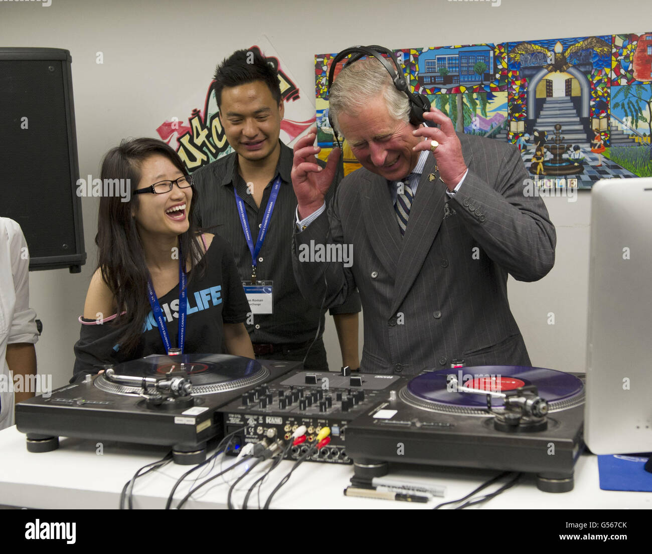 S organismes de bienfaisance Canada fait pour améliorer les possibilités pour les jeunes à risque et les familles défavorisées grâce au programme voir, c'est croire. Au cours de la visite, HRH a participé à la discussion entre les jeunes et les PDG qui ont participé au programme, à bord d'un bus avec les participants au programme, à des ateliers de visite vus une performance par l'un des jeunes. PRINCE CHARLES DJ photo: Arthur Edwards Banque D'Images