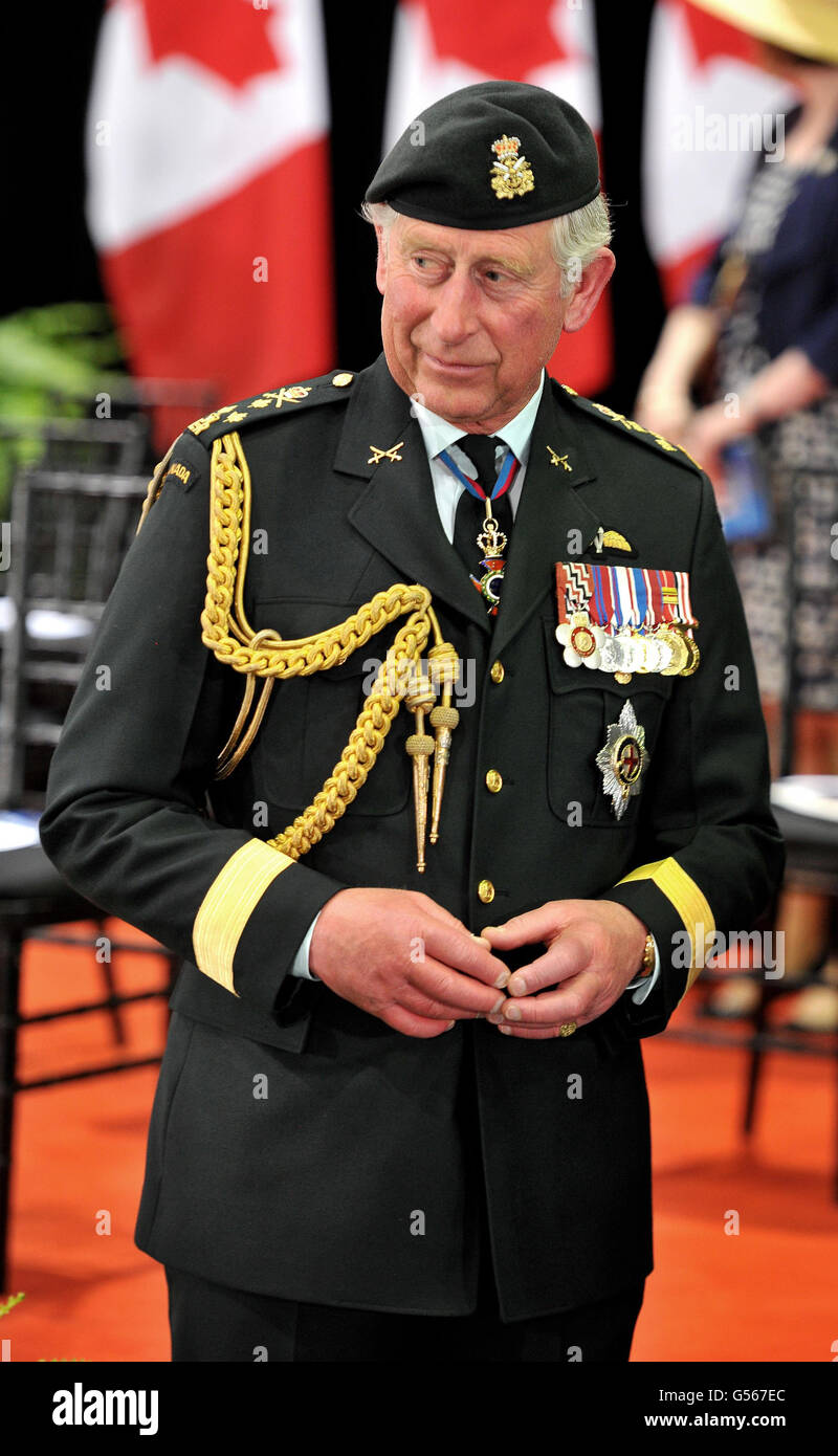 Le Prince de Galles porte un uniforme de l'Armée canadienne au Muster  militaire de fort York, à Toronto, au Canada, le troisième jour d'une  excursion de quatre jours au Jubilé de diamant