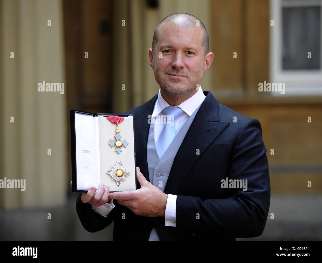 Sir Jonathan IVE, vice-président principal, conception industrielle, Apple Inc. Avec sa médaille du Chevalier Commander à Buckingham Palace, Londres, à la suite d'une cérémonie d'investiture organisée par la princesse Royale. Banque D'Images