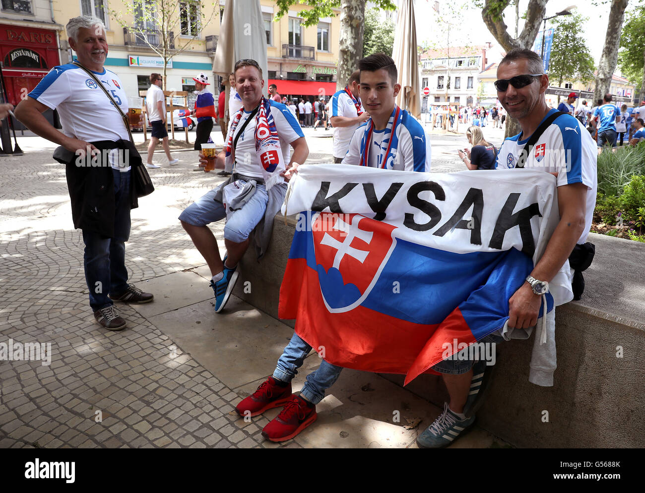 Les partisans de la Slovaquie avant l'UEFA Euro 2016, Groupe B match au Stade Geoffroy Guichard, Saint-Etienne. Banque D'Images