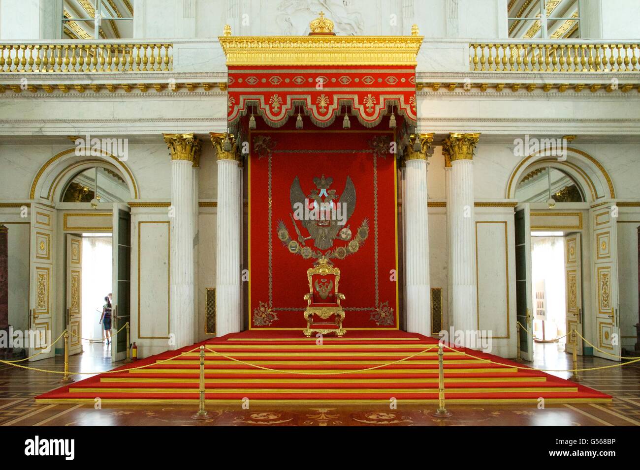 Trône de St George Hall, ou Grande Salle du Trône, Palais d'hiver, Musée de l'Ermitage, Saint-Pétersbourg, Russie Banque D'Images