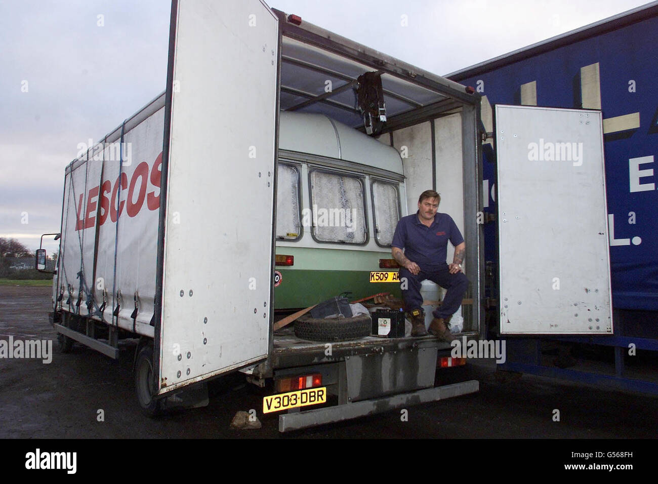 Le chauffeur de camion Paul Stobbart est assis à l'arrière de son camion, avec une caravane à l'intérieur pour un hébergement de nuit à l'arrêt de camion Birtley, au large de l'A1 à Gateshead, près de Newcastle, avant de partir dans un convoi de camions, protestant contre la forte imposition sur le carburant. * qui devraient conduire vers le sud, via Leeds, Manchester et Birmingham avant d'arriver à Londres pour un rallye de masse. Les dirigeants civiques du sud de Tyneside avaient exhorté les manifestants à ne pas engager leur convoi à Jarrow, car ils craignaient que cela terniserait la mémoire des célèbres marches de Jarrow qui marchaient vers Londres au début des années 1930 Banque D'Images