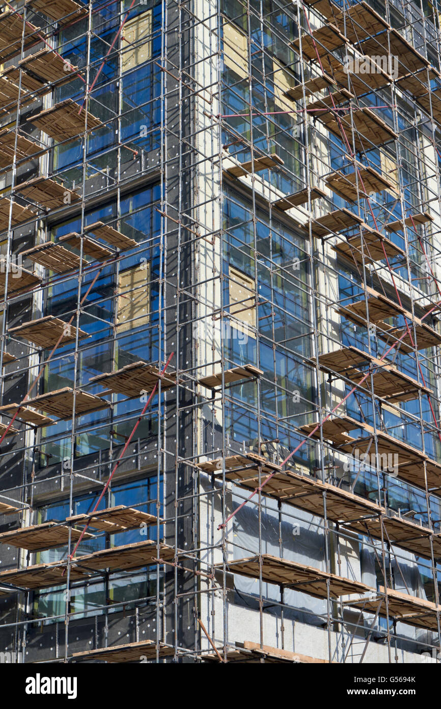 Bâtiment moderne incomplète en construction d'échafaudages Banque D'Images