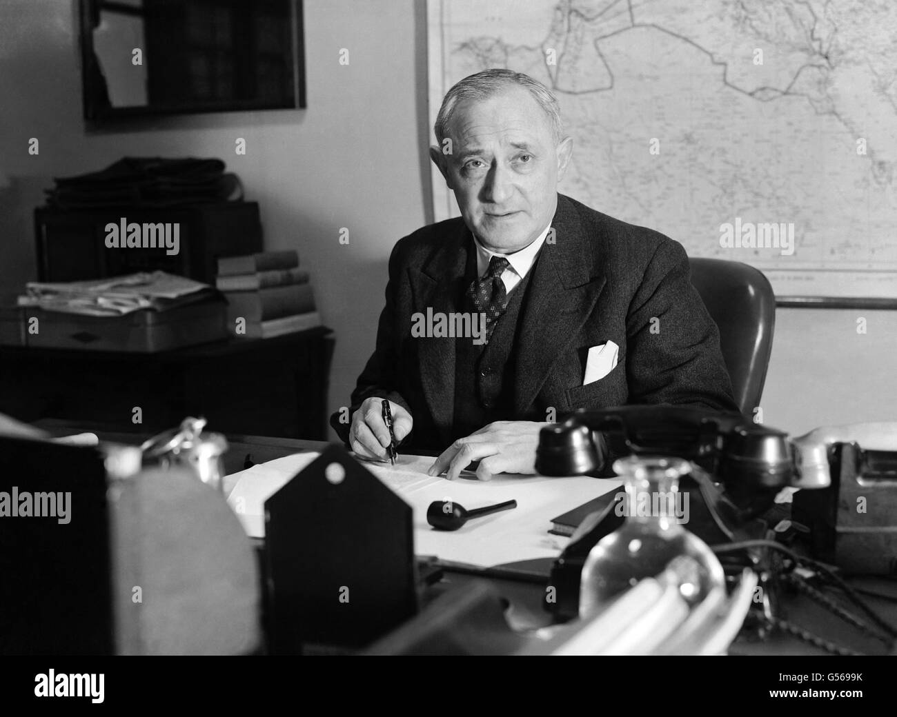 Le ministre du carburant et de l'électricité, le RT.L'honorable Emanuel Shinwell.Il est député travailliste de Seaham Harbour depuis 1935. Banque D'Images