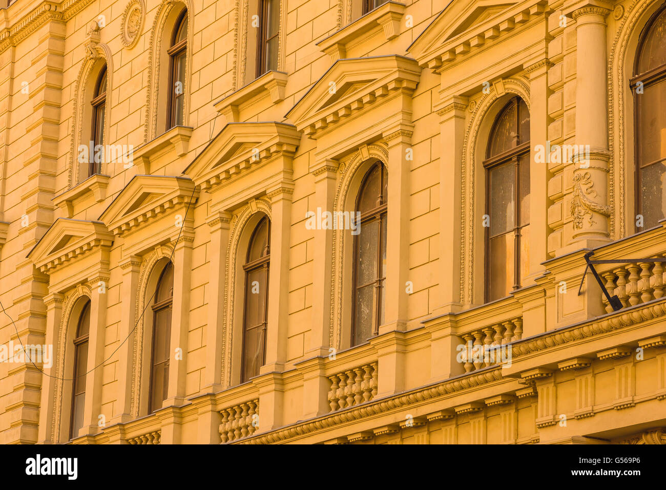 Belvaros de Budapest, de l'extérieur d'un néo-classique aux couleurs vives immeuble dans la zone centrale de Belvaros Budapest, Hongrie. Banque D'Images