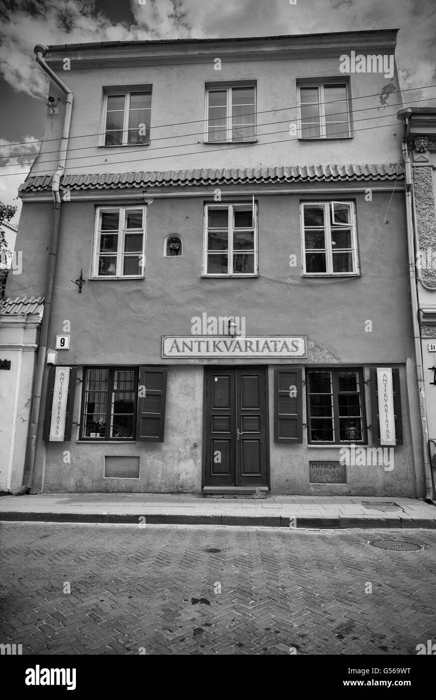 VILNIUS, LITUANIE - 8 juin 2016 : Façade d'une boutique d'antiquités. Traitées en noir et blanc Banque D'Images