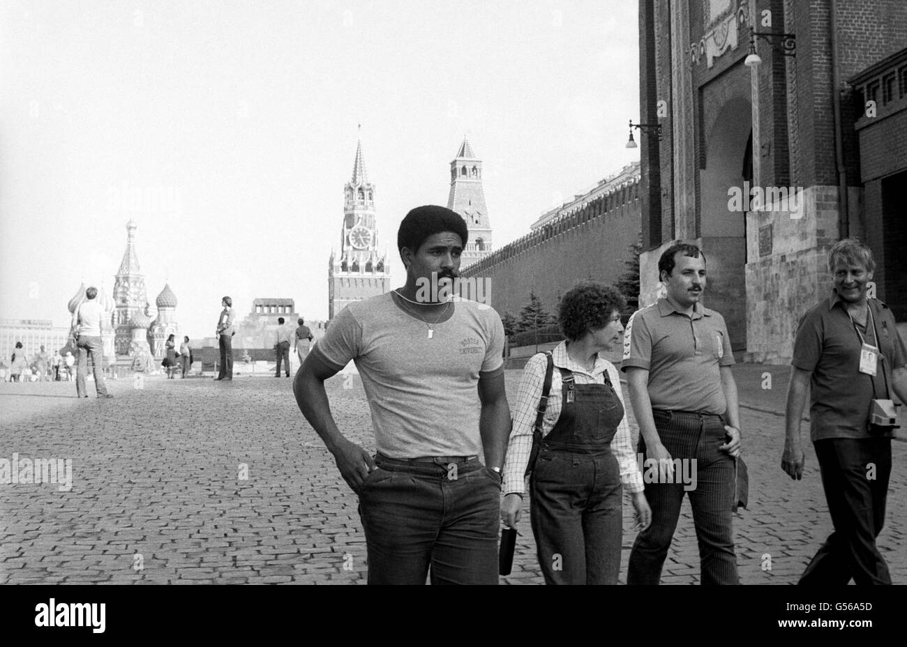 Daley Thompson en Grande-Bretagne, médaillé d'or de Décathlon, se détend sur la place Rouge de Moscou Banque D'Images