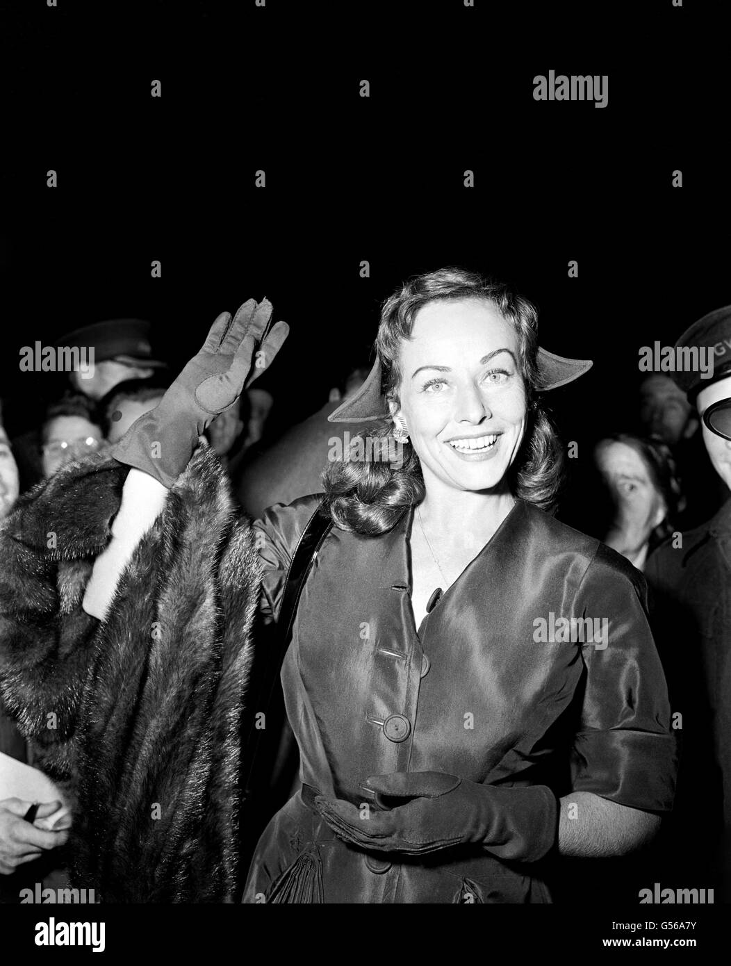 L'actrice américaine Paulette Goddard arrive à la gare de Paddington, Londres, sur le train de bateau 'Ile de France' de New York. Banque D'Images