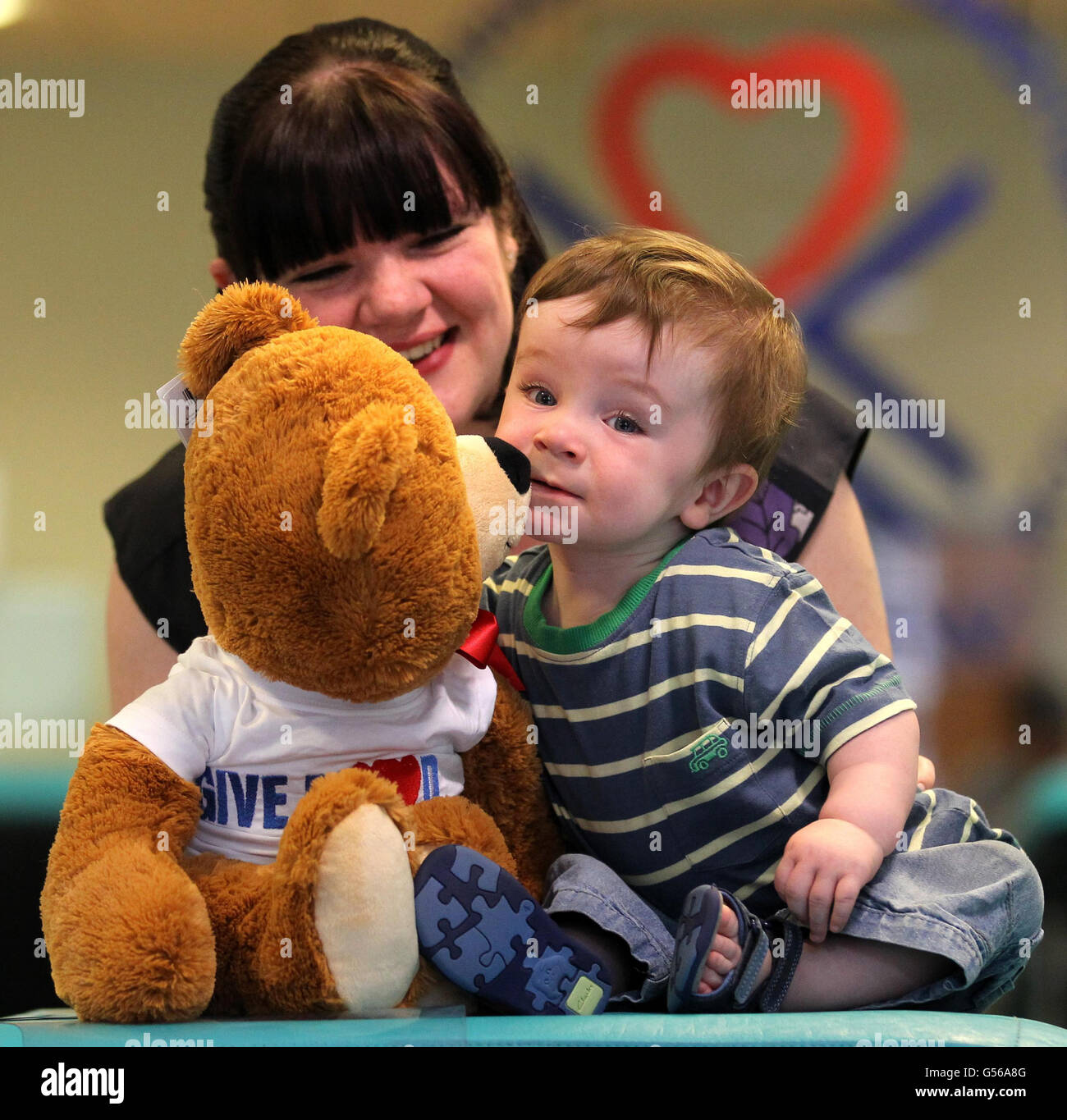 Un bébé d'un an Alex Moffat d'Irvine avec sa mère Katrina Darroch lance la semaine du don de sang 2012 au nom du service national de transfusion sanguine écossais. Banque D'Images