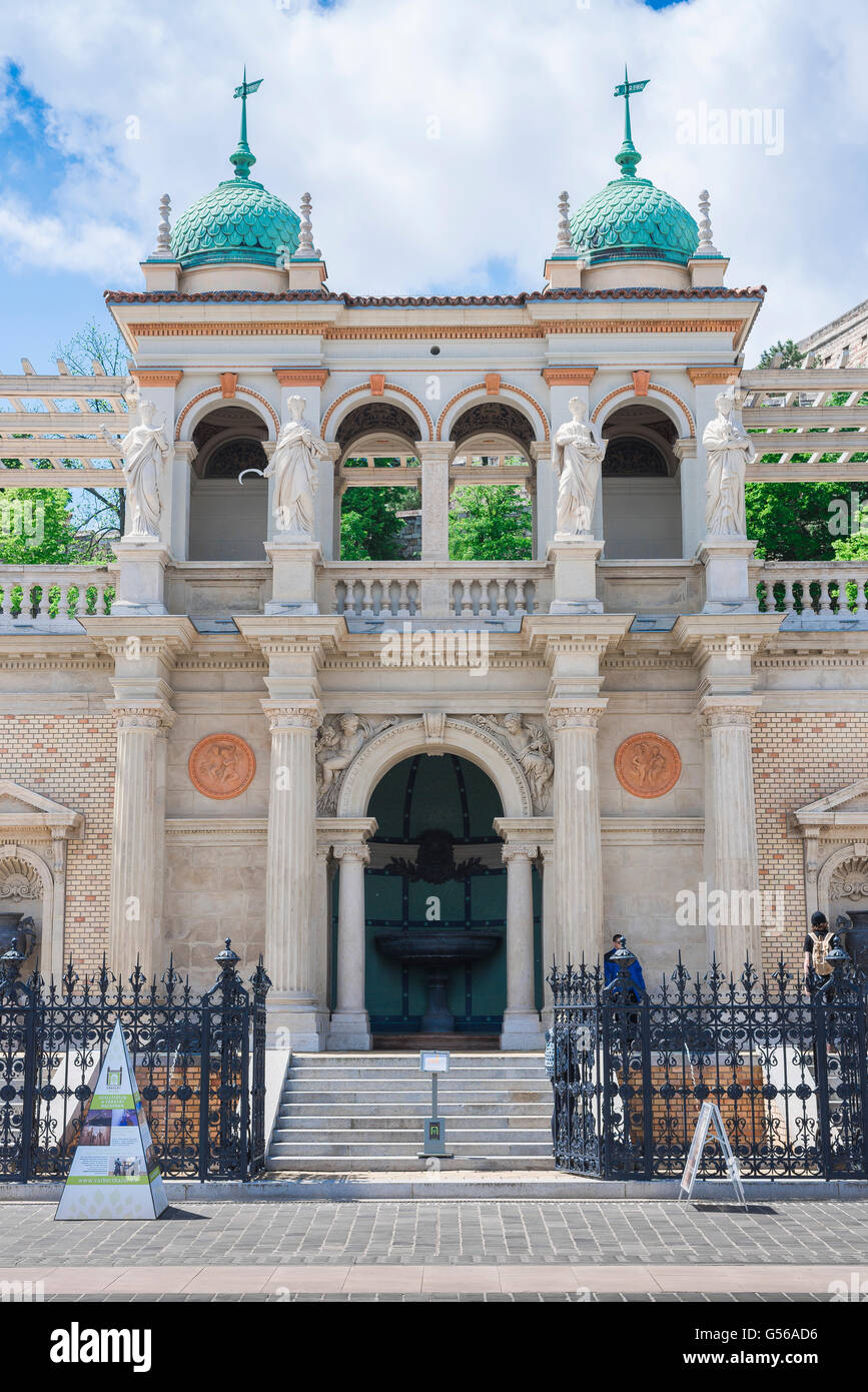 La grande entrée de la Varkert gardens près du Palais Royal sur la Colline du Var au centre de Budapest, Hongrie. Banque D'Images