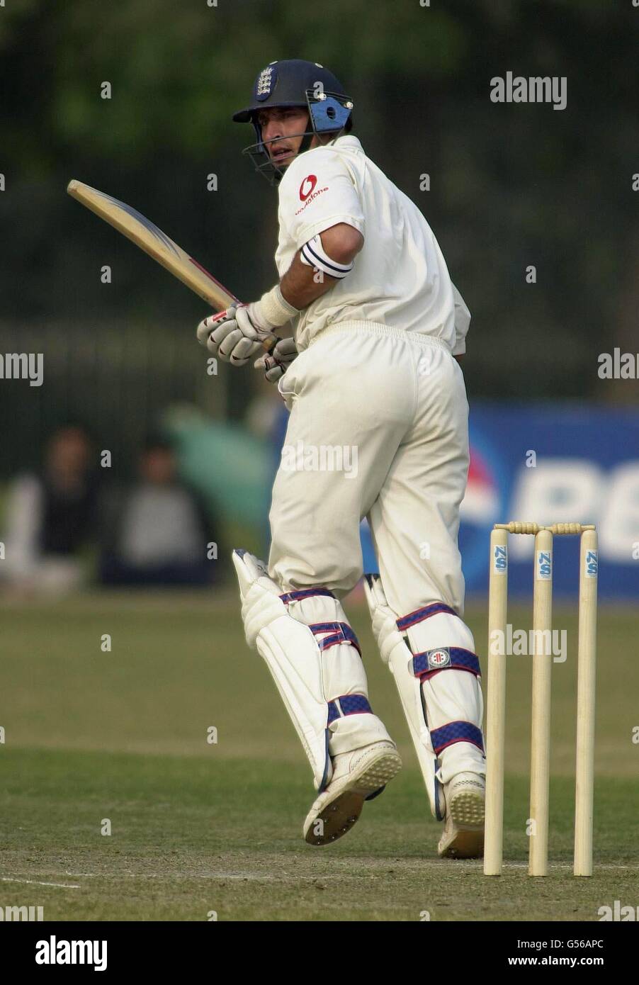 Le skipper d'Angleterre Nasser Hussain en action pendant le premier jour de leur match de cricket amical de trois jours contre un PCB XI au parc Bagh-i-Jinnah, Lahore. Banque D'Images