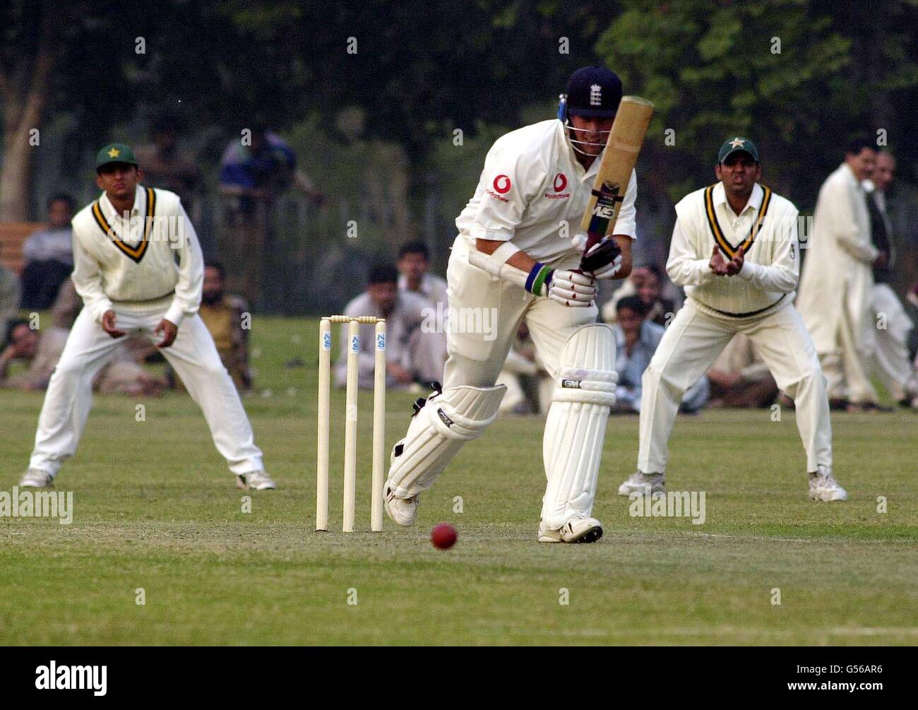 Le Marcus Trescothick d'Angleterre en action pendant le premier jour de leur match amical de trois jours contre un PCB XI au parc Bagh-i-Jinnah, Lahore. Banque D'Images