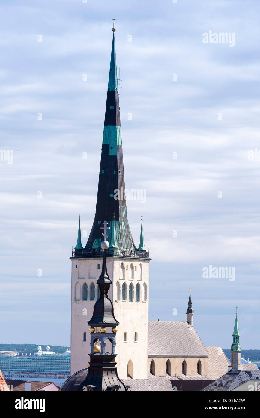 Belle église St Olaf tower dans la vieille ville de Tallinn, Estonie Banque D'Images