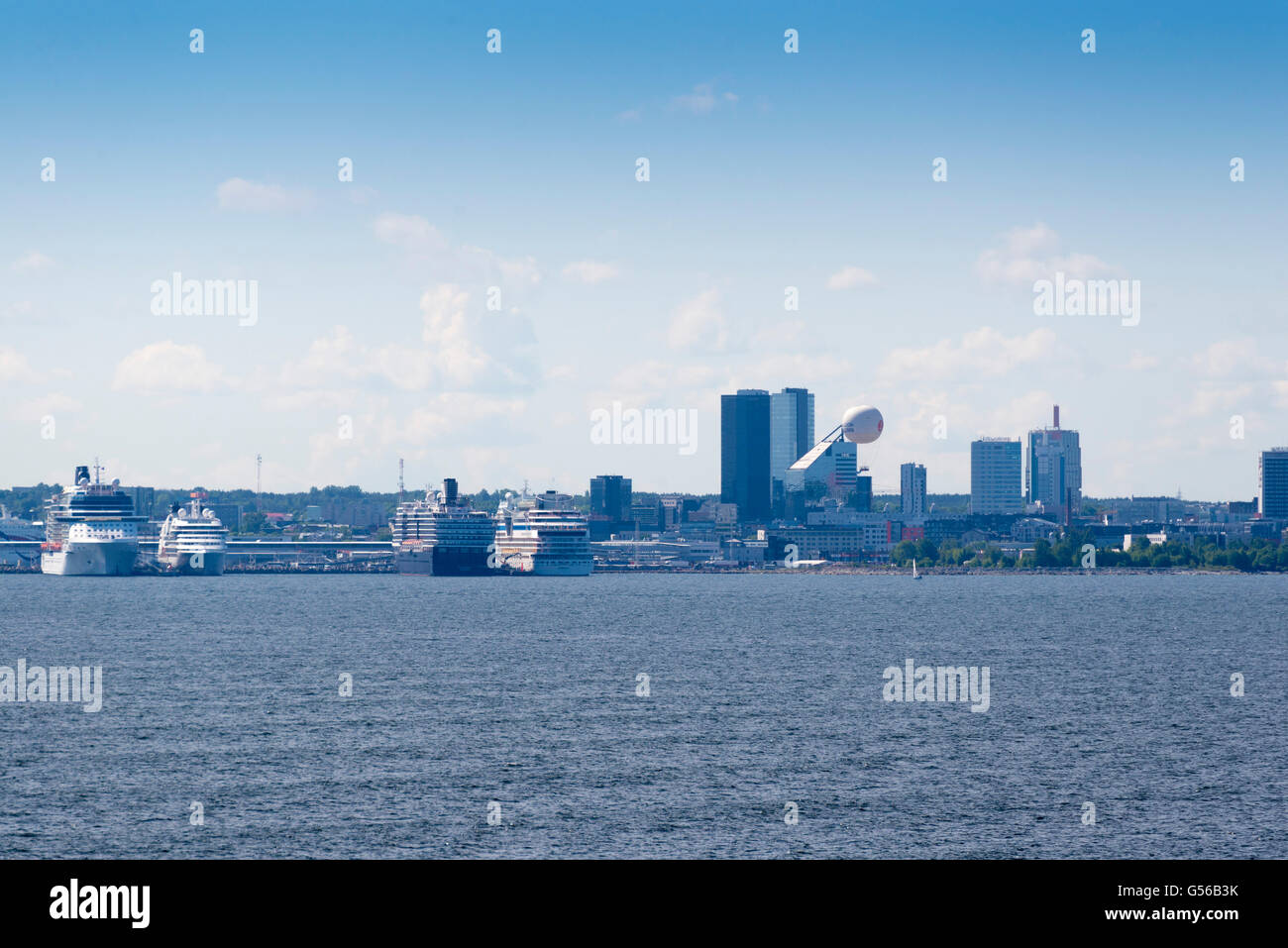 Panorama de Tallinn et son port de la mer Banque D'Images