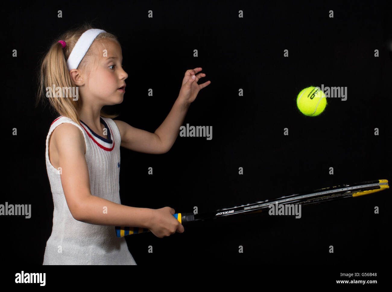 Portrait humoristique d'une jeune fille jouant au tennis Banque D'Images