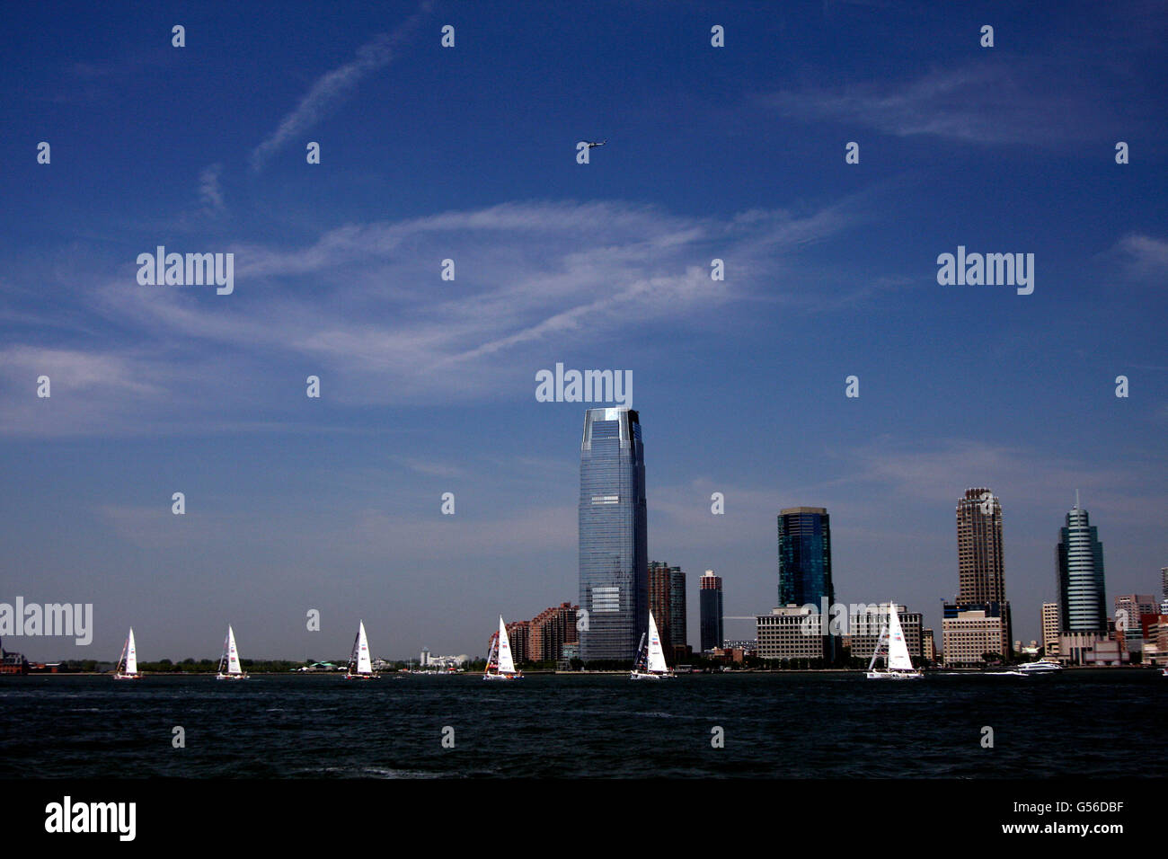 New York, USA. 20 Juin, 2016. 37 navires de naviguer autour du monde vers le sud sur la rivière Hudson qu'ils quittent la région de New York pour commencer la première de trois courses dans la dernière étape de l'Atlantique retour l'événement à Londres. Dans l'arrière-plan est l'horizon de la ville de Jersey à l'ouest de Manhattan. Crédit : Adam Stoltman/Alamy Live News Banque D'Images