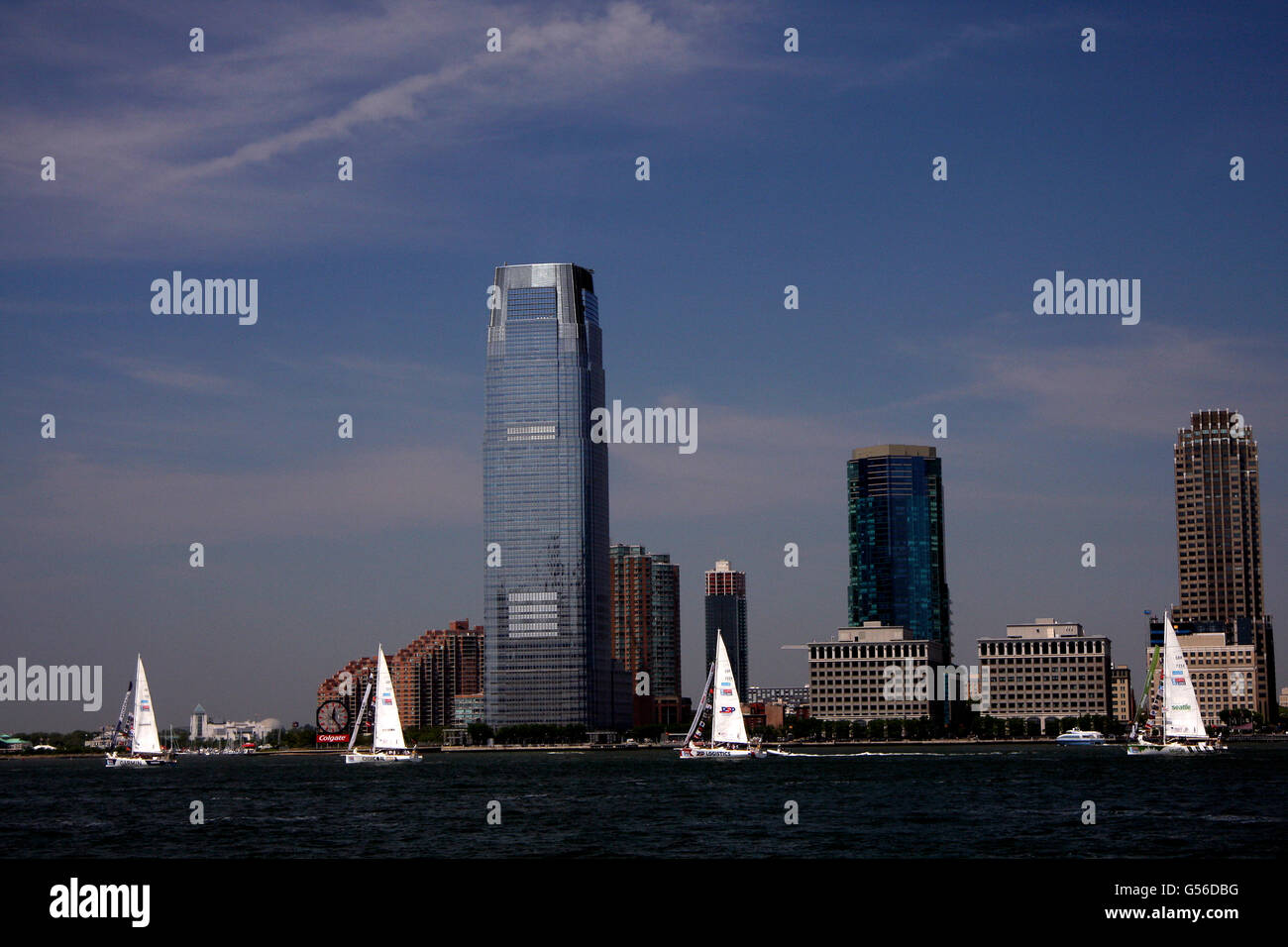 New York, USA. 20 Juin, 2016. 37 navires de naviguer autour du monde vers le sud sur la rivière Hudson qu'ils quittent la région de New York pour commencer la première de trois courses dans la dernière étape de l'Atlantique retour l'événement à Londres. Dans l'arrière-plan est l'horizon de la ville de Jersey à l'ouest de Manhattan. Crédit : Adam Stoltman/Alamy Live News Banque D'Images