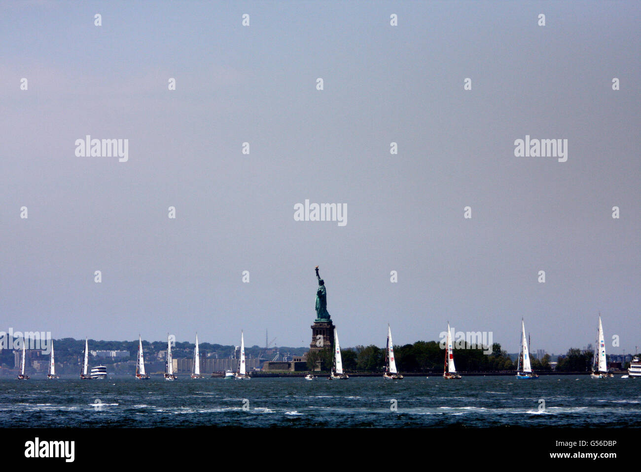 New York, USA. 20 Juin, 2016. 37 navires Tour du monde passer devant la Statue de la liberté qu'ils quittent la région de New York et de la tête à mer ouverte pour commencer la première de trois courses dans la dernière étape de l'Atlantique retour l'événement à Londres. Crédit : Adam Stoltman/Alamy Live News Banque D'Images