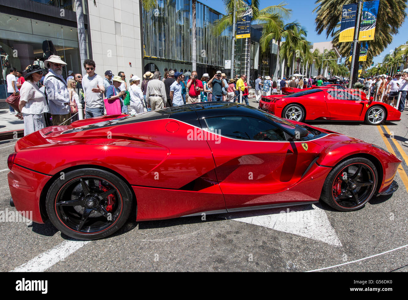 Los Angeles, Californie, USA. 19 juin 2016. une Ferrari rouge 2015 la Ferrari sur l'affichage à la Rodeo drive concours d'elégance car show à Beverly Hills, Californie, États-Unis. La laferrari est un hybride de voiture de sport production limitée (499 ont été construites 2013-1015) et dispose de 949 chevaux avec un prix de départ de 1,5 millions de dollars USD. La voiture show est organisé chaque année sur la fête des pères et attire des milliers de personnes et de passionnés d'automobile. crédit : Sheri determan / alamy live news Banque D'Images