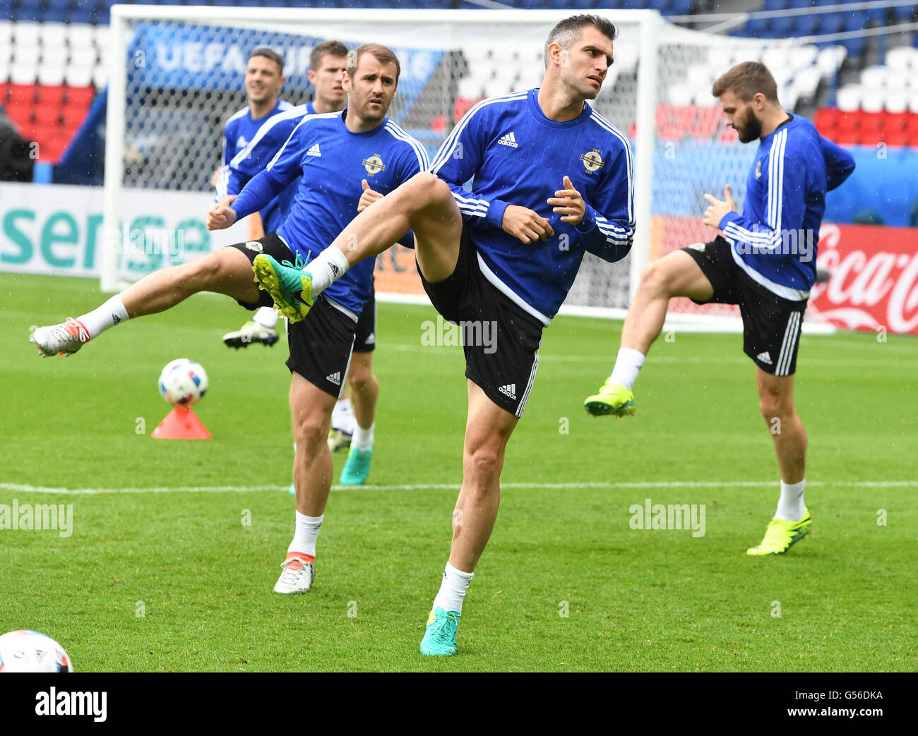 Paris, France. 20 Juin, 2016. L'Irlande du Nord Aaron Hughes (c) et Niall McGinn (l) faire quelques étirements pendant une session de formation de l'équipe nationale de football de l'Irlande du Nord au Parc des Princes à Paris, France, 20 juin 2016. L'Allemagne devra faire face à l'Irlande du Nord à l'UEFA EURO 2016 groupe C avant-match à Paris le 21 juin 2016. Photo : Arne Dedert/dpa/Alamy Live News Banque D'Images