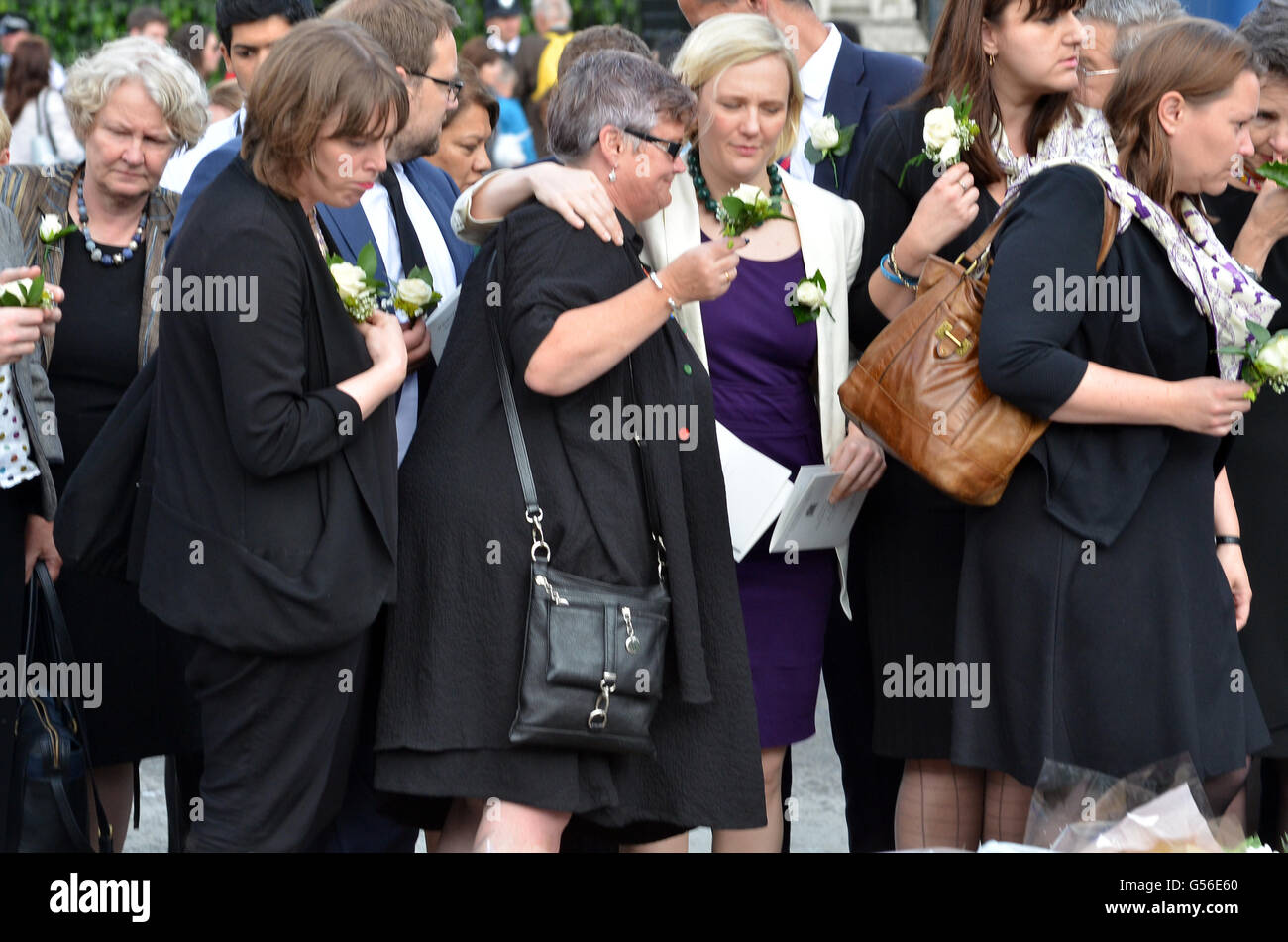 La place du Parlement, Westminster, London, UK, 20 juin 2016, DÉPUTÉ Peter Kyle à l'hommage rendu au Parlement Square en face de la Chambre du Parlement après le service de prière et de souvenir à St Margaret's Church. Credit : JOHNNY ARMSTEAD/Alamy Live News Banque D'Images