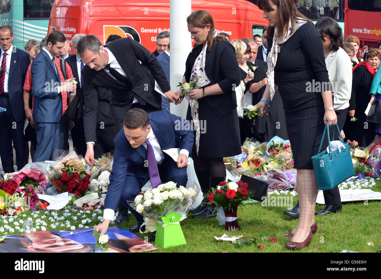 La place du Parlement, Westminster, London, UK, 20 juin 2016, député travailliste Wes Streeting met des fleurs. Le député Peter Kyle à rendre hommage au Parlement Square en face de la Chambre du Parlement après le service de prière et de souvenir à St Margaret's Church. Credit : JOHNNY ARMSTEAD/Alamy Live News Banque D'Images