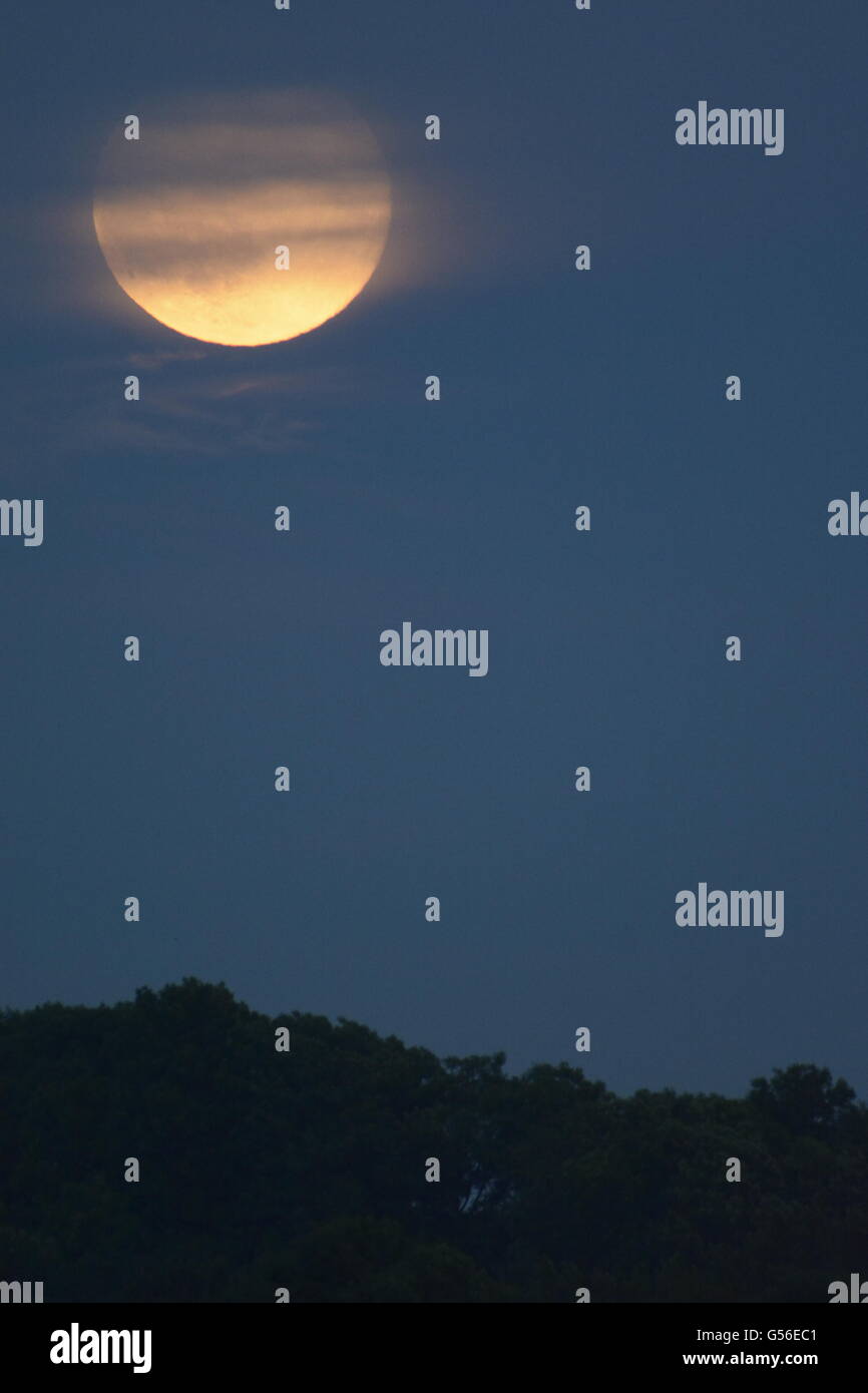 Bristol, Royaume-Uni. 20 Juin, 2016. Solstice d'été Lune vu au Wells Road à Whitchurch Bristol. Robert Timoney/AlamyLiveNews Banque D'Images