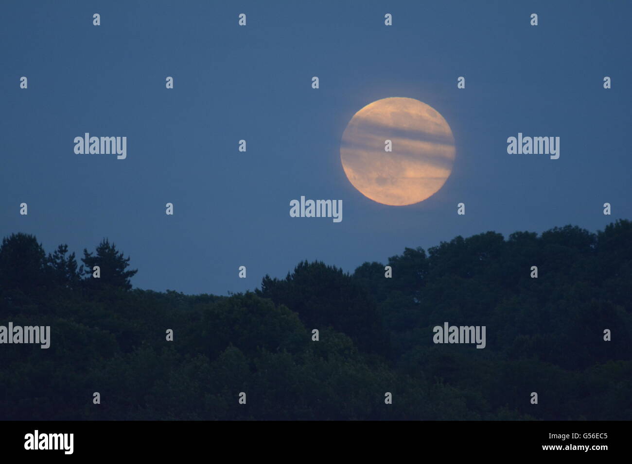 Bristol, Royaume-Uni. 20 Juin, 2016. Solstice d'été Lune vu au Wells Road à Whitchurch Bristol. Robert Timoney/AlamyLiveNews Banque D'Images