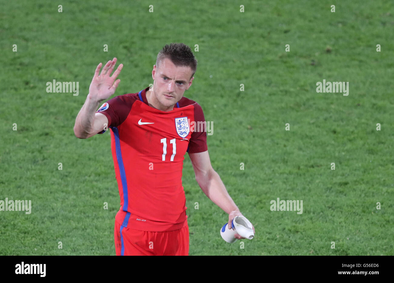 Saint Etienne, France. 20 Juin, 2016. Jamie Vardy d'Angleterre à l'auditoire des gestes après l'Euro 2016 Groupe B match de football entre l'Angleterre et la Slovaquie à Saint-Etienne, France, le 20 juin 2016. Le match s'est terminé par un nul 0-0. Source : Xinhua/Alamy Live News Banque D'Images