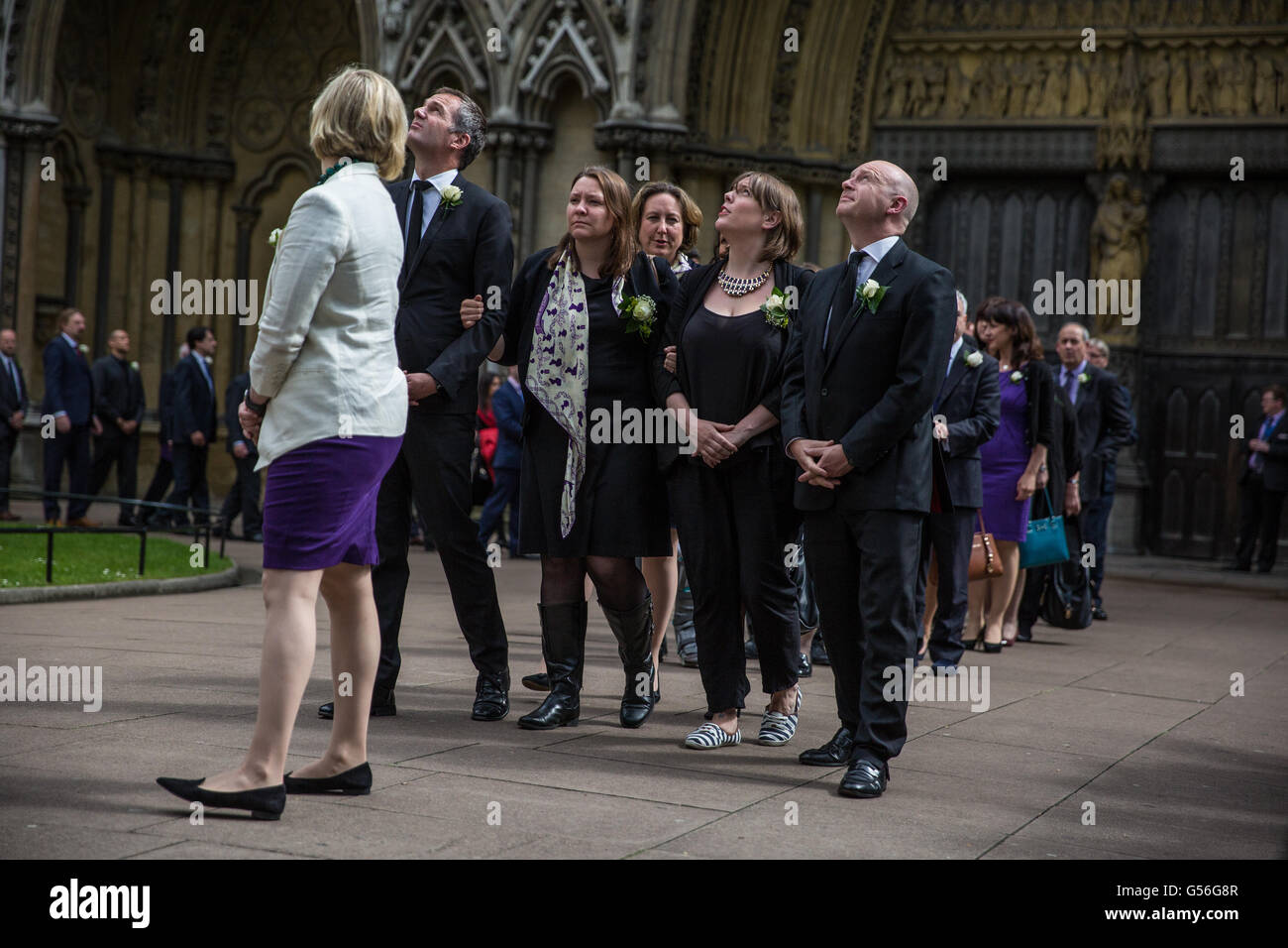 Londres, Royaume-Uni. 20 Juin, 2016. Jess Phillips MP arrive à l'église St Margarets à Westminster, de concert avec d'autres députés et membres de la Chambre des Lords, pour un service spécial à la mémoire de Jo Cox. Les participants portaient des roses blanches. Jo Cox a été tué dans sa circonscription de Batley et Spen le 16 juin. Credit : Mark Kerrison/Alamy Live News Banque D'Images