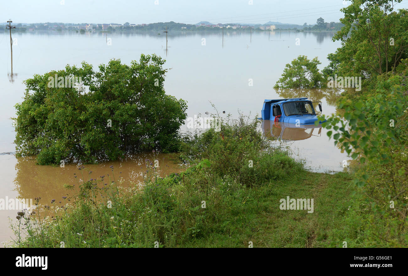 La Chine Shangrao, province de Jiangxi. 21 Juin, 2016. Un camion est submergé par les inondations après une digue a été constaté une violation dans Guxiandu Canton de Poyang County, province de Jiangxi en Chine de l'Est, le 21 juin 2016. A 100 mètres de large a été trouvé en violation d'une digue après une pluie torrentielle, faisant plus de 3 200 personnes transférées en lieu sûr le lundi soir. Aucune victime n'a été signalé jusqu'à présent. Credit : Wan Xiang/Xinhua/Alamy Live News Banque D'Images