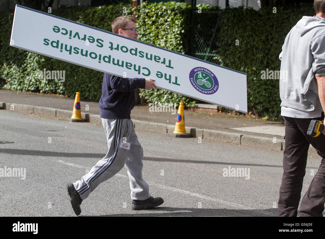 Wimbledon London,UK. 21 juin 2016. Un homme porte un grand panneau à l'extérieur de la avec profils Têtes de moins d'une semaine qui reste jusqu'à la début de la tennis de Wimbledon 2016 : Crédit amer ghazzal/Alamy Live News Banque D'Images