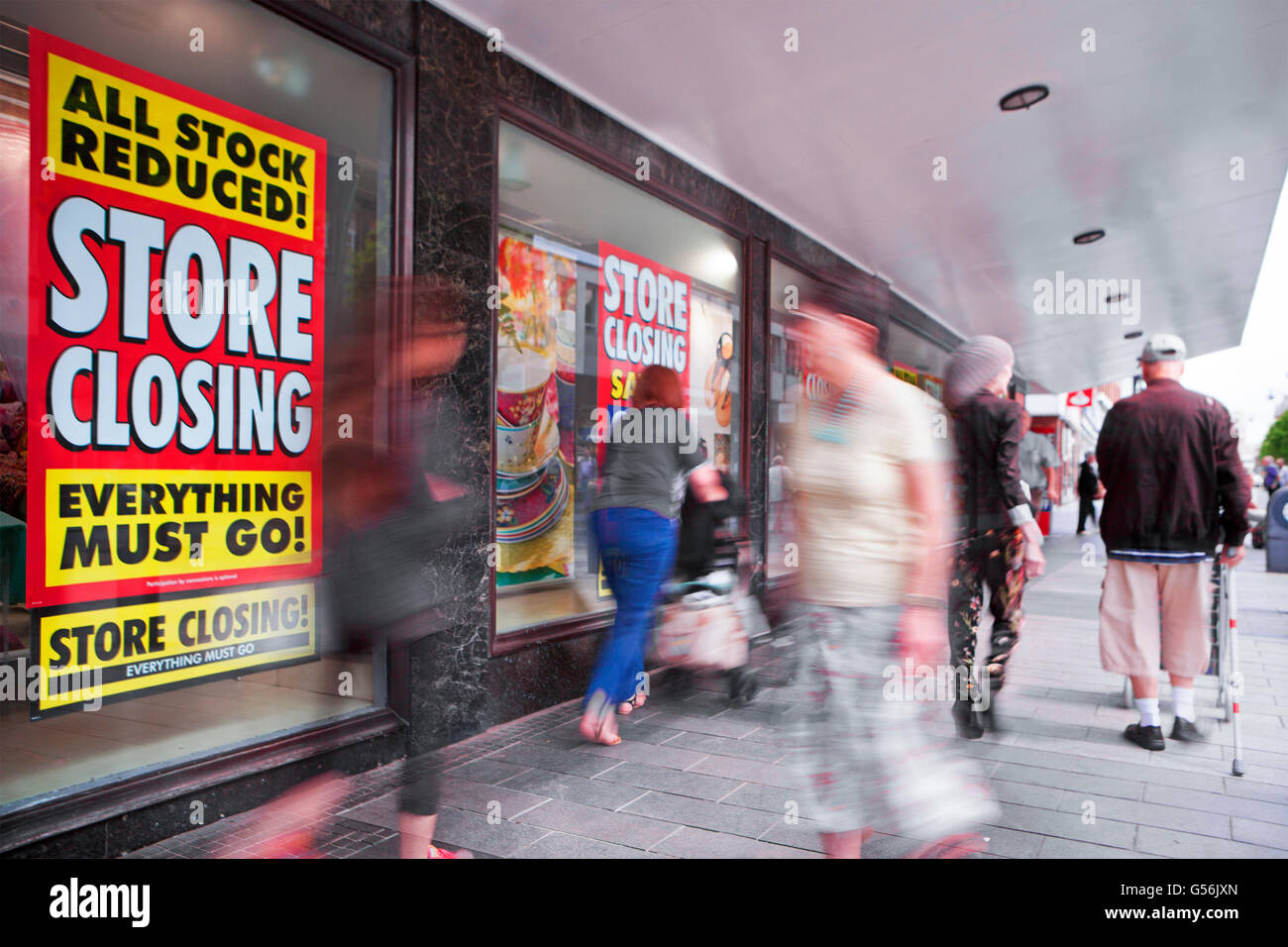 Fermeture du magasin BHS, Southport, Merseyside, Royaume-Uni. 21 juin 2016. La célèbre rue des magasins détaillants "British Home" va bientôt fermer ses portes dans la station balnéaire de Southport. Le point de vente au détail entreprise a saisi l'administration durant sa disparition d'une grande publicité au milieu d'accusations de mauvaise gestion présumée. Ancien propriétaire Sir Philip Green récemment apparu sur la défensive contre l'un des affaires intérieures a la cuisson. Credit : Cernan Elias/Alamy Live News Banque D'Images